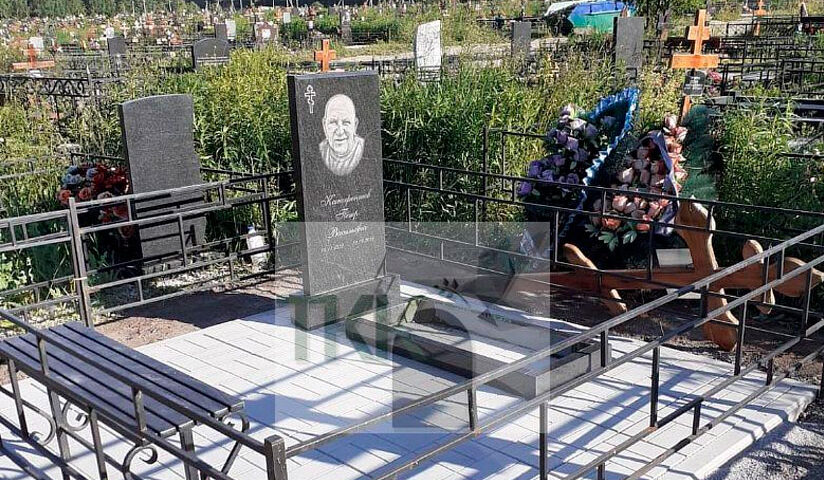 Небольшой стильный гранитный комплекс с оградкой