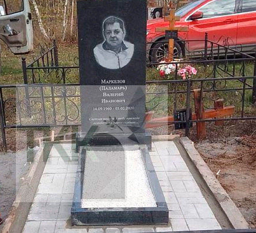 Изящный вертикальный памятник из габбро диабазальный памятник 16