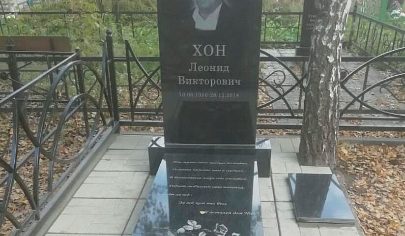 Вертикальный памятник 21