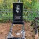 Строгий черный классический памятник с цветником