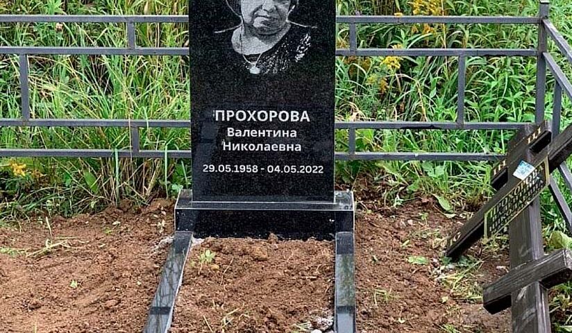Строгий черный классический памятник с цветником