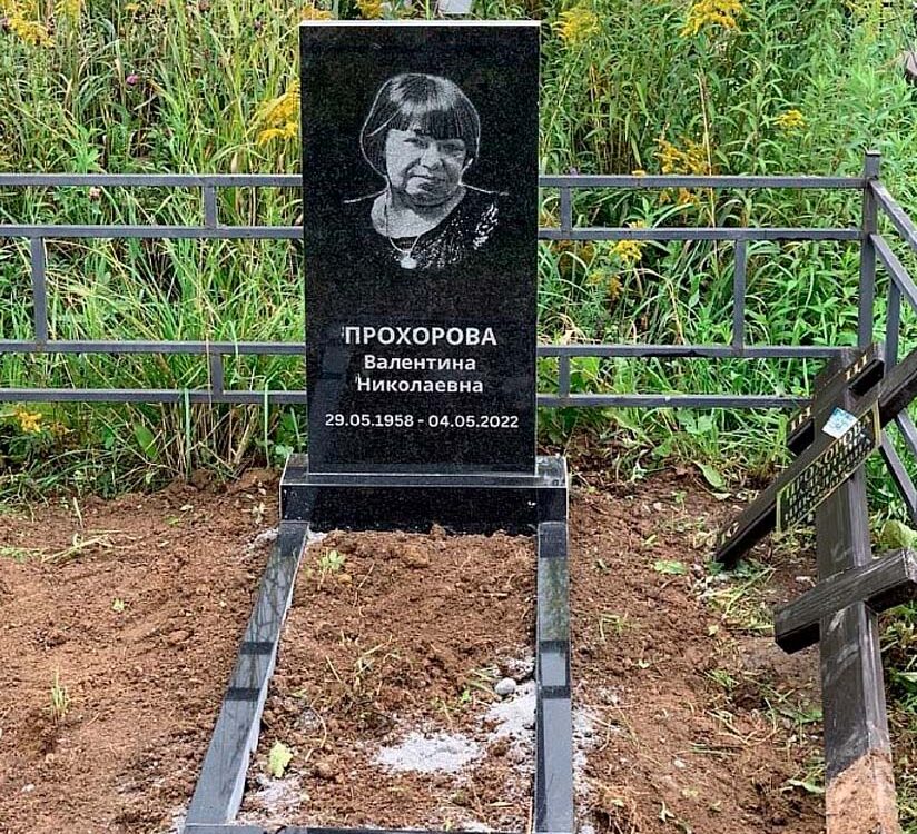 Строгий черный классический памятник с цветником