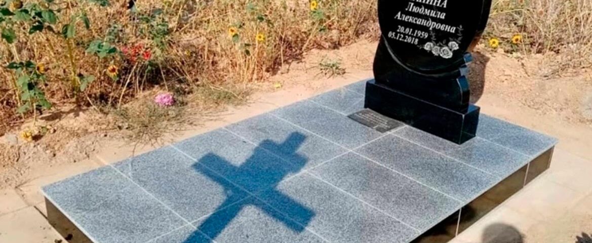 Аккуратный вертикальный памятник изящной формы