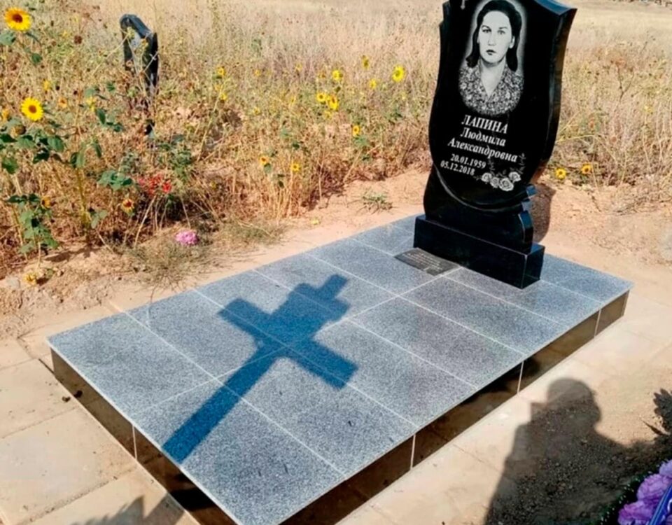 Аккуратный вертикальный памятник изящной формы