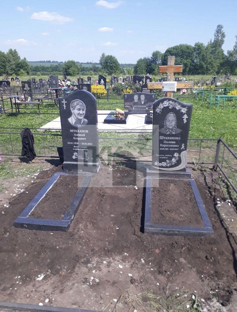 Две стеллы из габбро диабаза с декором в виде крестай памятник 17