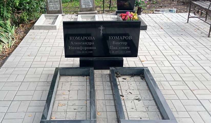 Небольшой гранитный комплекс на парное захоронение