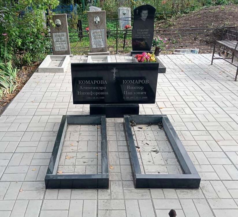 Небольшой гранитный комплекс на парное захоронение