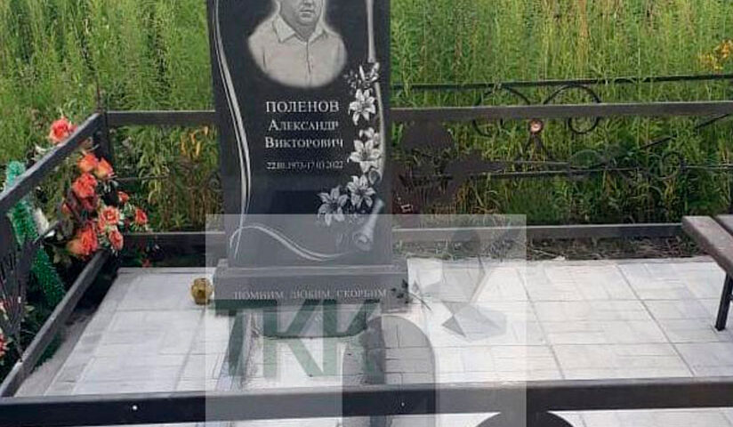 Прямоугольный памятник в строгом стиле с цветникомкальный памятник 15