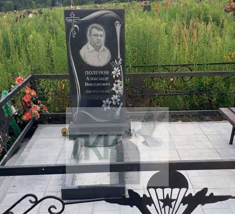 Прямоугольный памятник в строгом стиле с цветникомкальный памятник 15