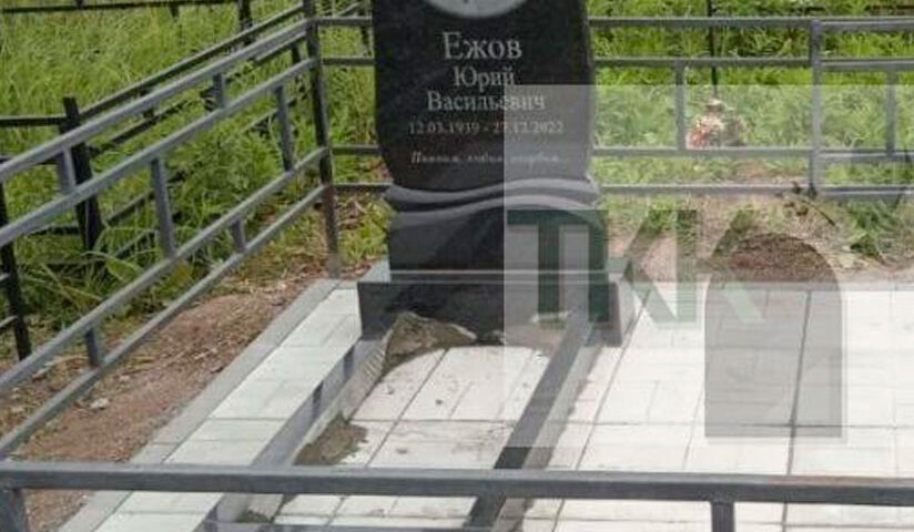 Строгий памятник из гранита в классическом оформлении