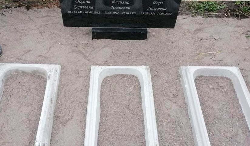 Небольшой изящный гранитный памятник на тройной могиле