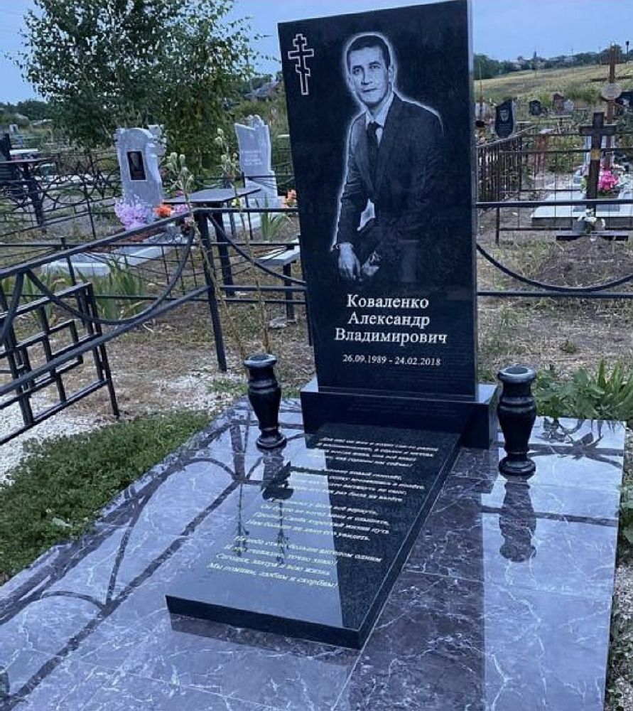 Изящный вертикальный памятник со стильным постаментом