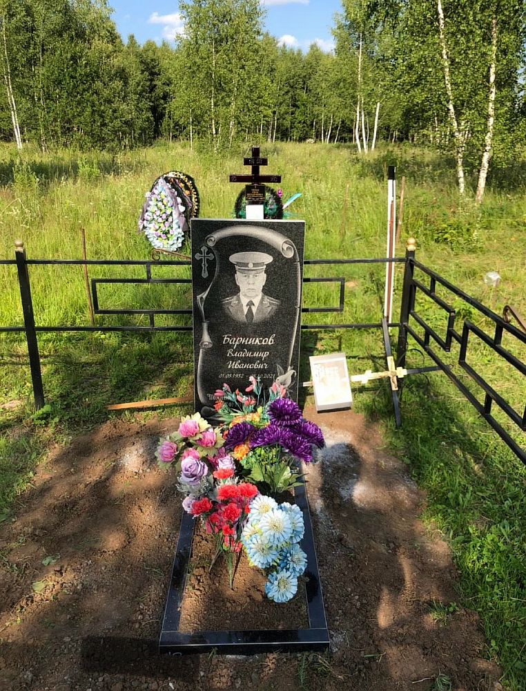 Памятник для военного с гравированным декором