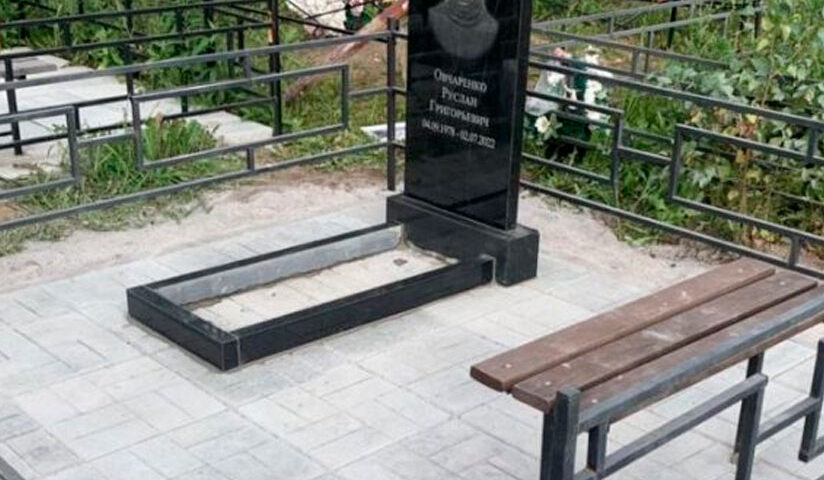 Прямоугольный лаконичный памятник в классическом стиле