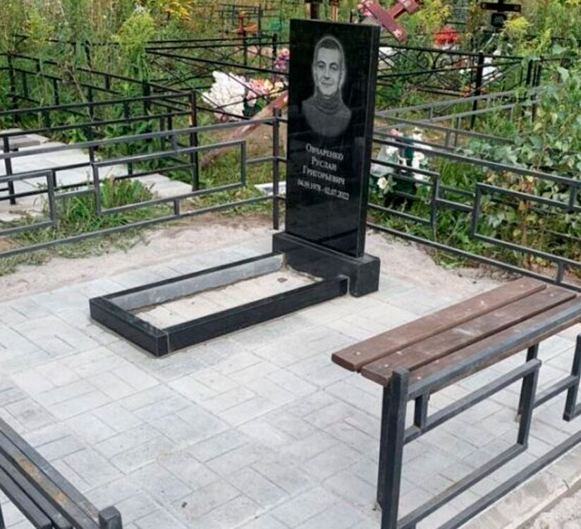 Прямоугольный лаконичный памятник в классическом стиле