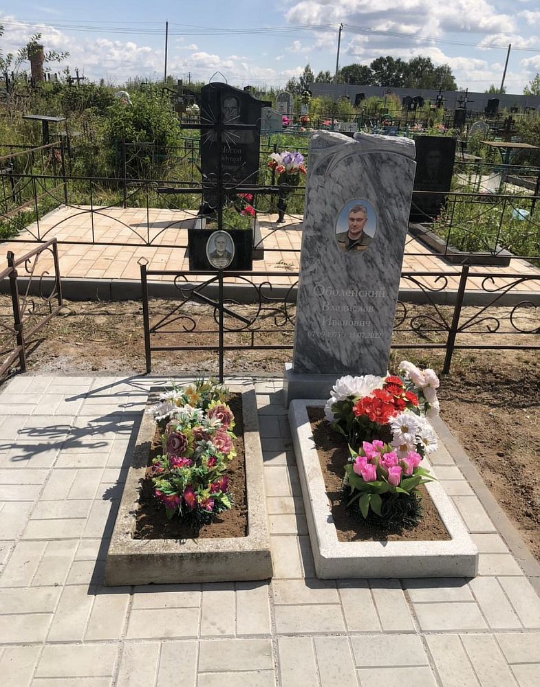 Красивый памятник с авторским декором