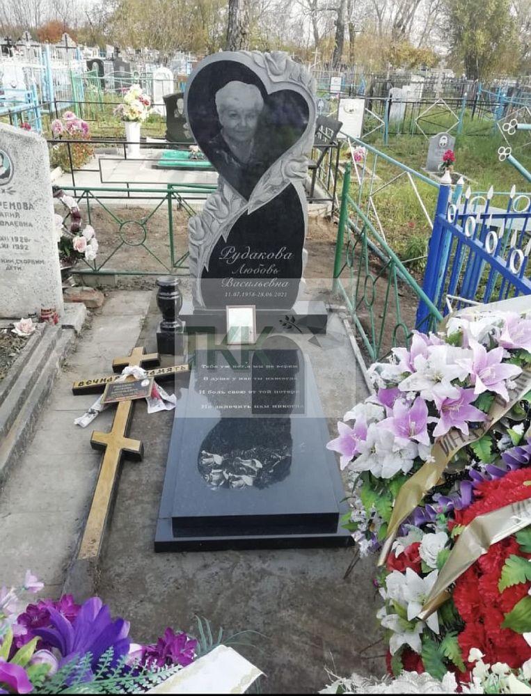 Невероятной красоты дизайнерский мемориал