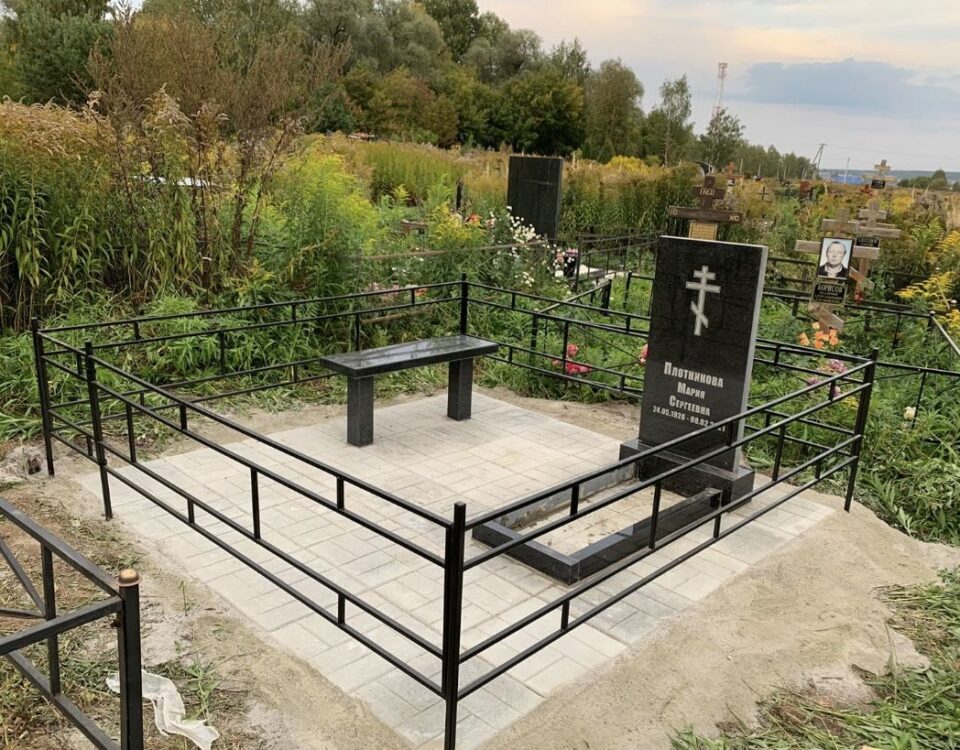 Вертикальный памятник из габбро диабаза
