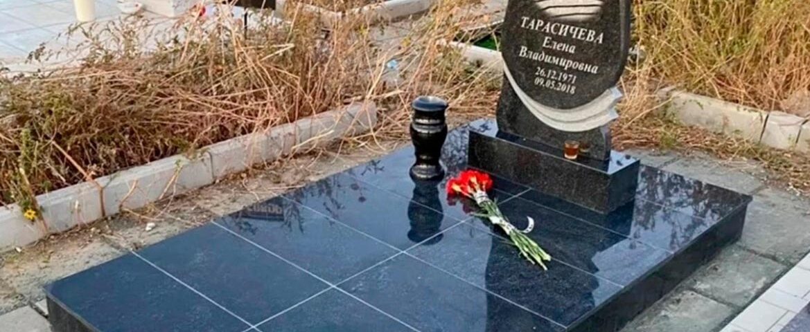 Небольшой изящный вертикальный памятник на пьедестале