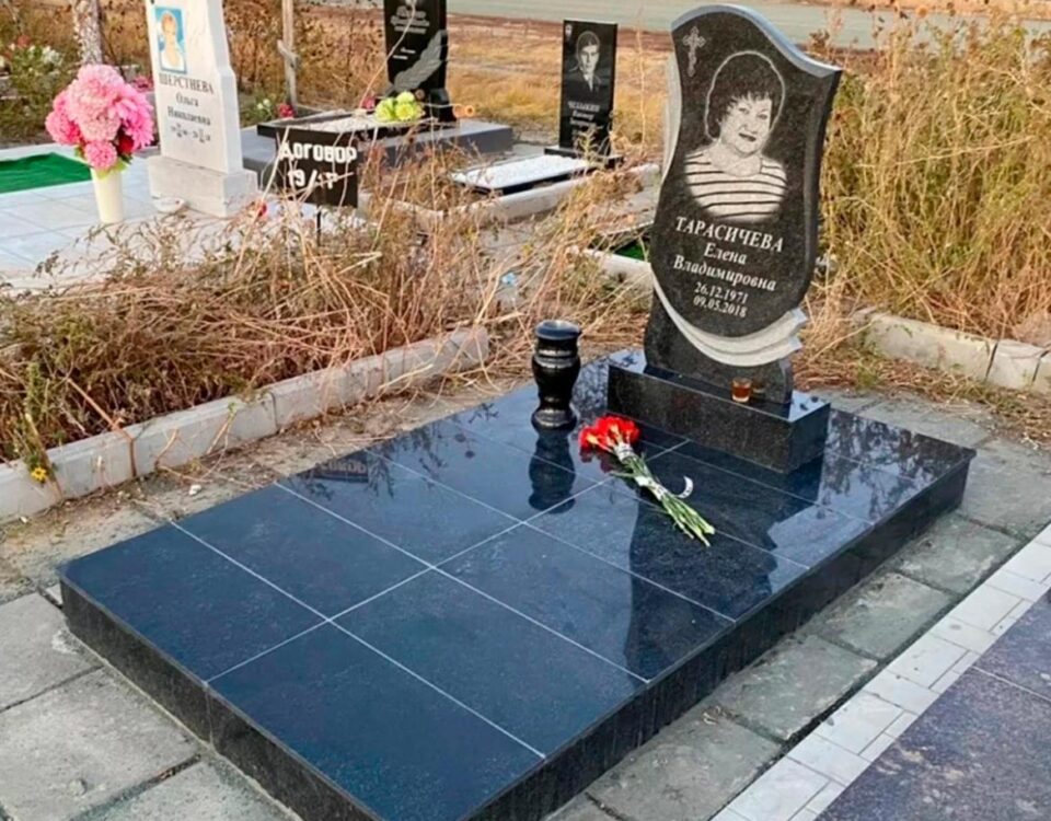 Небольшой изящный вертикальный памятник на пьедестале
