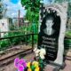 Эффектный вертикальный памятник с резным оформлением