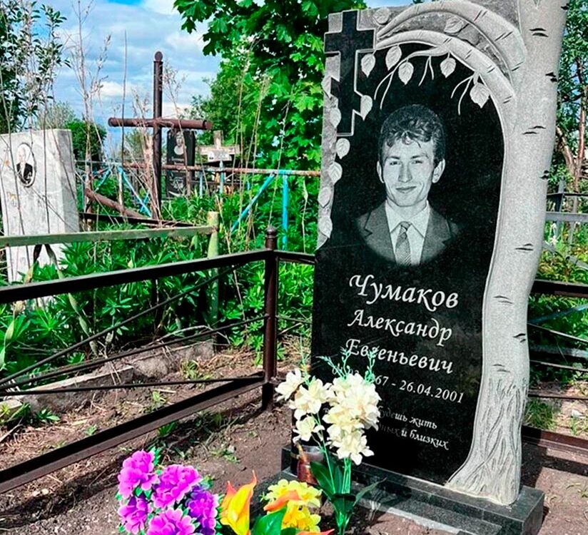 Эффектный вертикальный памятник с резным оформлением