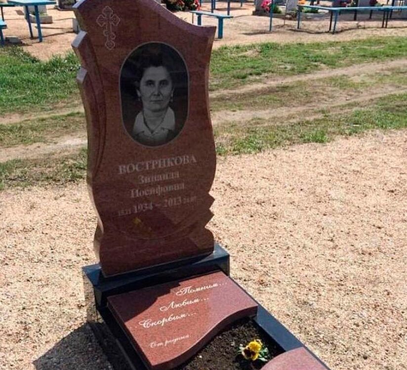 Вертикальный памятник из красного и черного гранита с фигурным оформлением