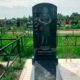 Высокий памятник в строгом стиле с выгравированным в полный рост портретом