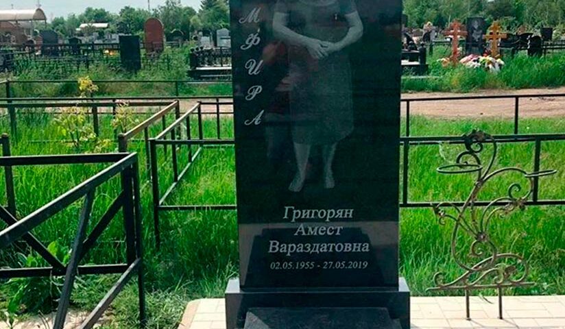 Высокий памятник в строгом стиле с выгравированным в полный рост портретом