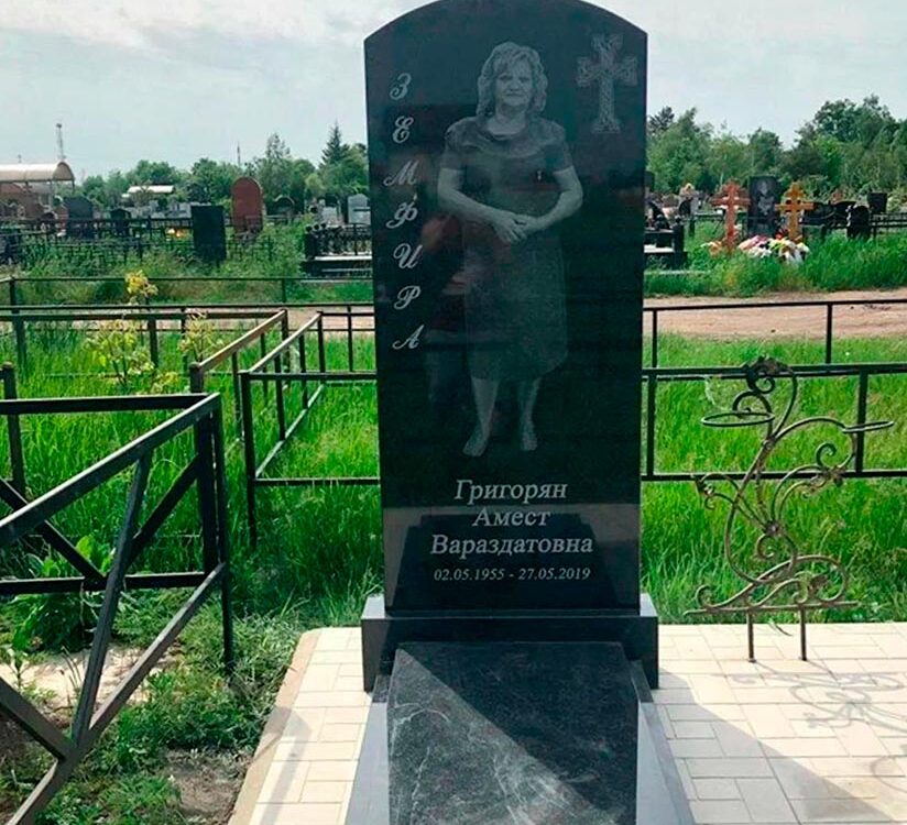 Высокий памятник в строгом стиле с выгравированным в полный рост портретом