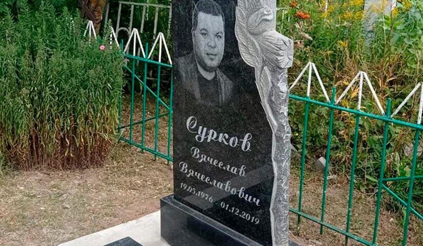 Невероятно красивый памятник с авторским декорированием
