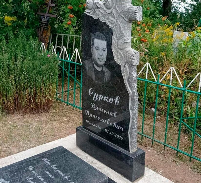 Невероятно красивый памятник с авторским декорированием