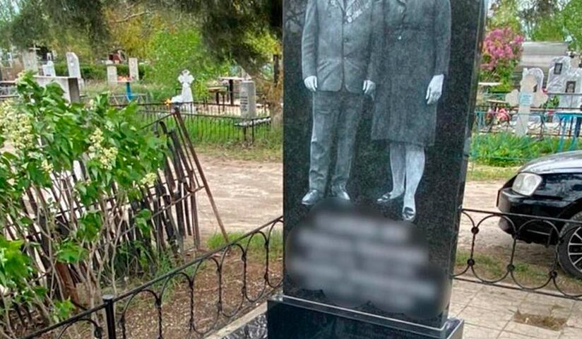 Строгий высокий памятник с портретом в полный рост для 2 человек