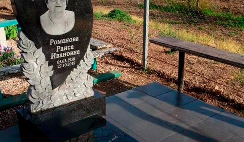 Вертикальный памятник нестандартной формы с изысканным декором