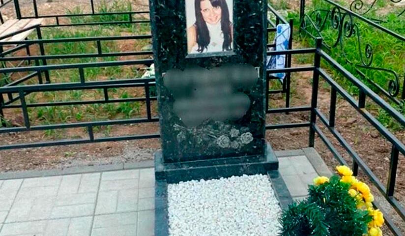 Красивый вертикальный памятник с цветным портретом