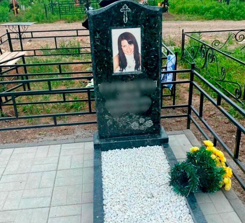 Красивый вертикальный памятник с цветным портретом