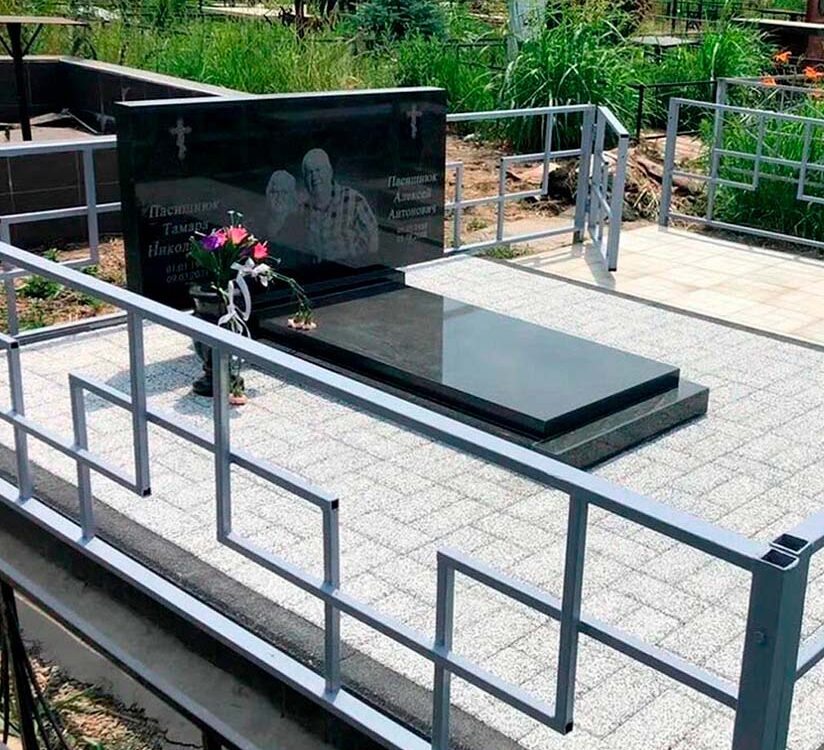Строгий памятник для 2х человек в классическом дизайне