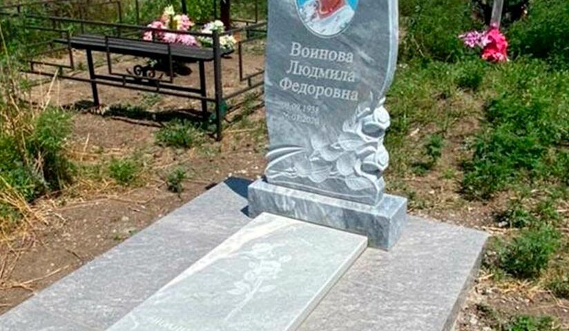 Красивый памятник из светлого камня с цветным портретом