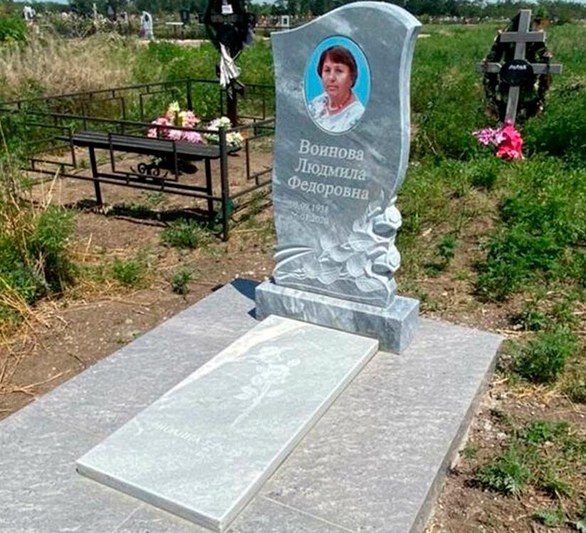 Красивый памятник из светлого камня с цветным портретом