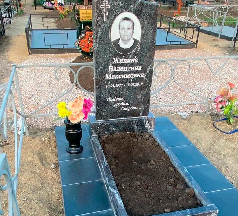 Классический памятник в строгом оформлении