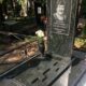 Памятник в классическом стиле с резным надгробием