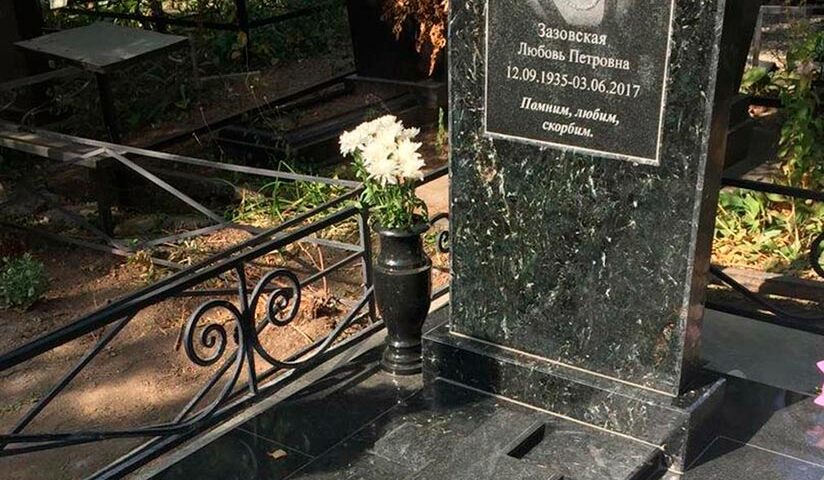 Памятник в классическом стиле с резным надгробием