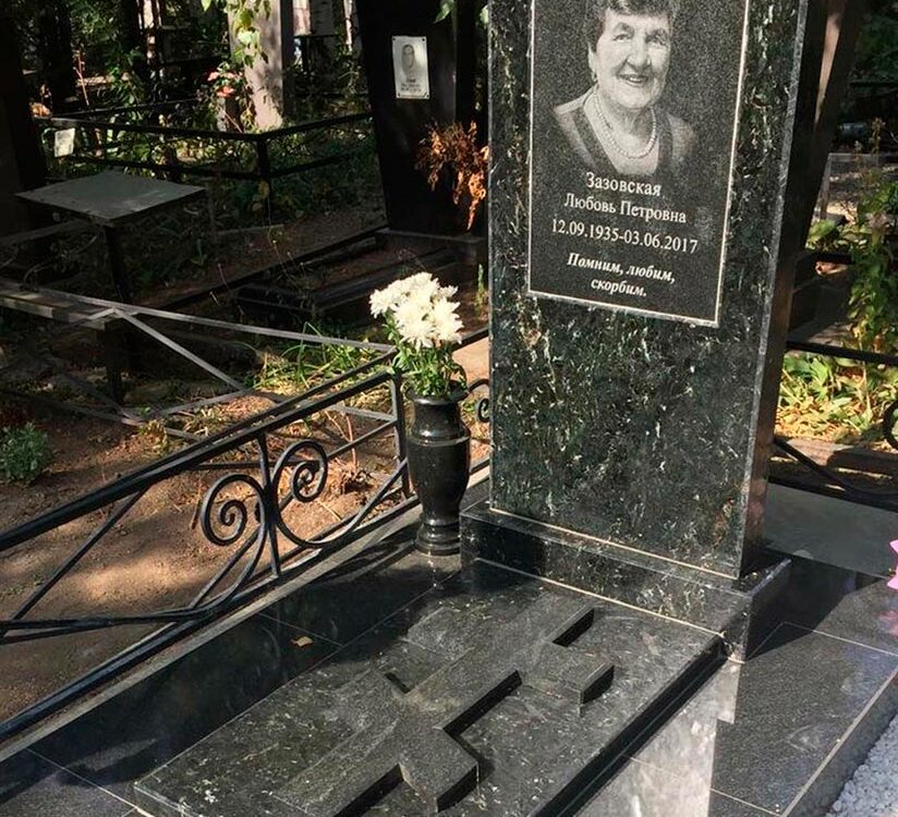 Памятник в классическом стиле с резным надгробием