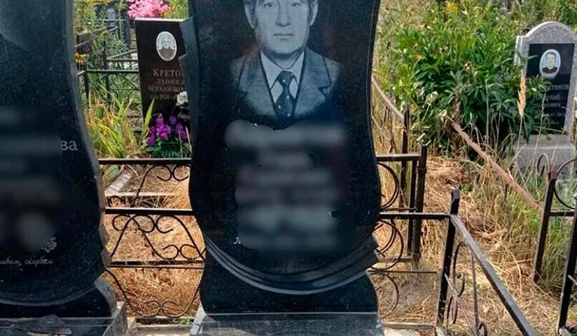 Классический вертикальный памятник в строгом дизайне