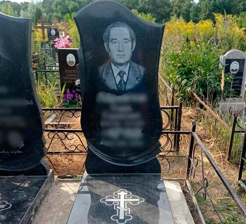 Классический вертикальный памятник в строгом дизайне