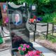 Стильный вертикальный памятник с крестом и резным верхом