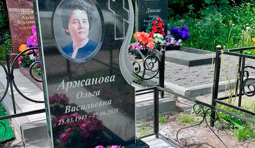 Стильный вертикальный памятник с крестом и резным верхом