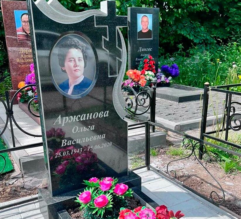 Стильный вертикальный памятник с крестом и резным верхом