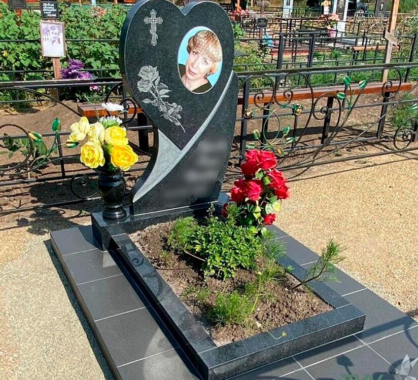Эффектный памятник в форме сердца с резным декором