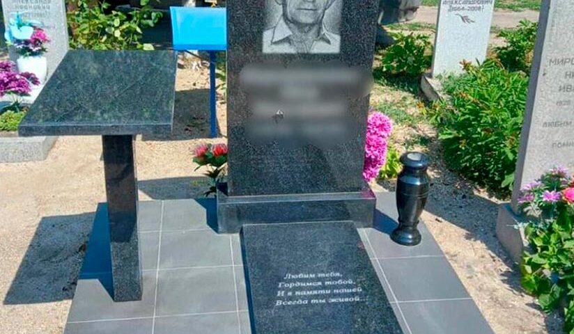 Строгий классический памятник с гравировкой